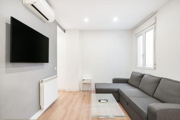 Sala de estar elegantemente projetada com móveis modernos em um apartamento no Building Calle Velázquez - roomtorent - 1285584 - MAD em Salamanca, Madrid Sala de estar elegantemente projetada com móveis modernos em um apartamento no Building Calle Velázquez - roomtorent - 1285584 - MAD em Salamanca, Madrid