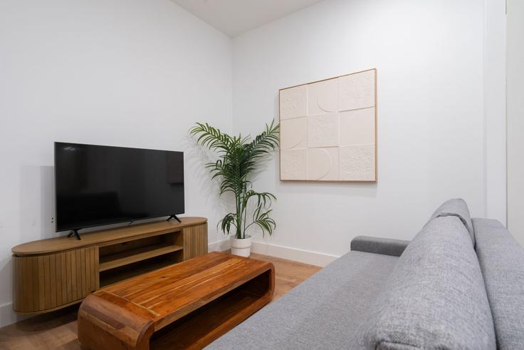 Building Camino de Valderribas - roomtorent - 1285658 - MAD adresindeki bir dairede modern mobilyalarla zarif bir şekilde tasarlanmış oturma odası Puente de Vallecas, Madrid