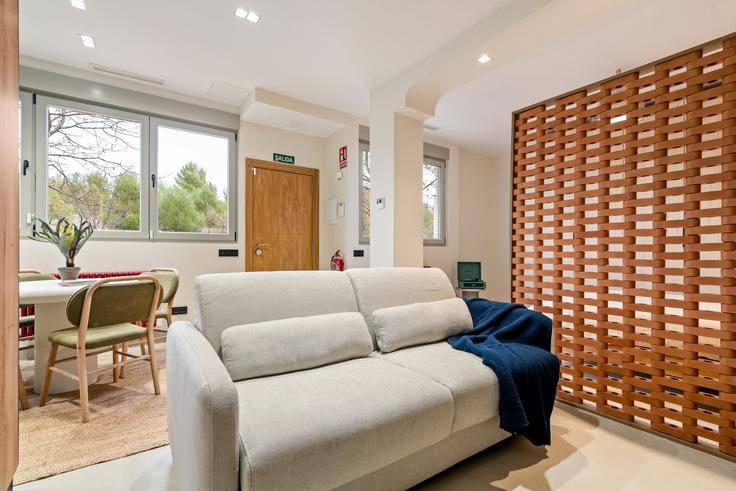Elegant gestaltetes Wohnzimmer mit moderner Einrichtung in einer Wohnung im Building Avenida del Cerro Milano - roomtorent - 1285664 - MAD in Villa de Vallecas, Madrid