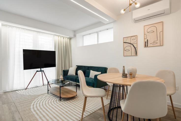 Elegante sala de estar con mobiliario moderno en un apartamento en Building Calle Virgen de la Paz - roomtorent - 1285662 - MAD en Ciudad Lineal, Madrid Elegante sala de estar con mobiliario moderno en un apartamento en Building Calle Virgen de la Paz - roomtorent - 1285662 - MAD en Ciudad Lineal, Madrid