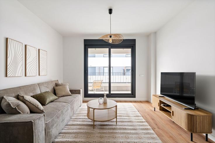 Salle de séjour élégante avec mobilier moderne dans un appartement à Building Calle de Fuerteventura - roomtorent - 1285661 - MAD à San Sebastián de los Reyes, San Sebastián de los Reyes