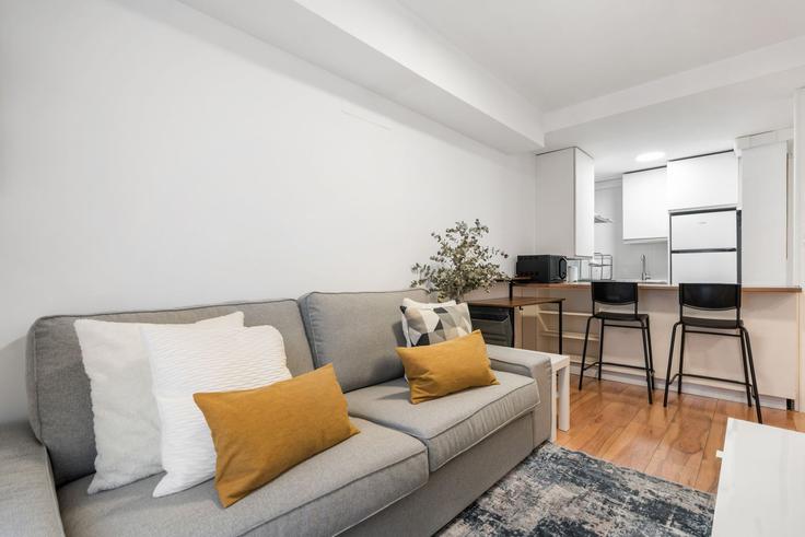 Puente de Vallecas, Madrid에 위치한 Building Calle de Dolores Sopeña - roomtorent - 1293848 - MAD 아파트의 세련된 인테리어가 돋보이는 거실