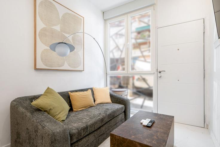 Salle de séjour élégante avec mobilier moderne dans un appartement à Building Calle de Gutierre de Cetina - roomtorent - 1438980 à Ciudad Lineal, Madrid