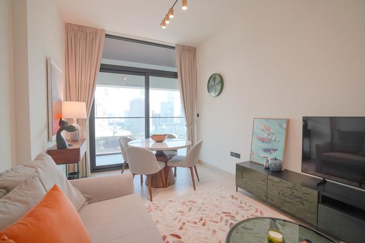 Dubai Jumeirah VillageのBuilding Kahraba North West - roomy-stays-holiday-homes-rentals-llc - 1608903のアパートメントにある、モダンな家具を備えたエレガントなデザインのリビングルーム Dubai Jumeirah VillageのBuilding Kahraba North West - roomy-stays-holiday-homes-rentals-llc - 1608903のアパートメントにある、モダンな家具を備えたエレガントなデザインのリビングルーム