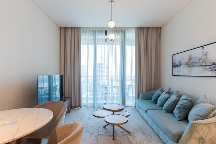 Dubai Marina, Dubai에 위치한 Building Al Mamsha Street - roomy-stays-holiday-homes-rentals-llc - 1608932 유닛의 세련된 인테리어가 돋보이는 거실 Dubai Marina, Dubai에 위치한 Building Al Mamsha Street - roomy-stays-holiday-homes-rentals-llc - 1608932 유닛의 세련된 인테리어가 돋보이는 거실
