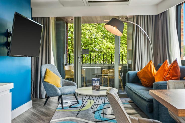 Salle de séjour élégante avec mobilier moderne dans un appartement à Building West Ham Lane - roomzzz-aparthotels - 1359615 à London Borough of Newham, London Salle de séjour élégante avec mobilier moderne dans un appartement à Building West Ham Lane - roomzzz-aparthotels - 1359615 à London Borough of Newham, London