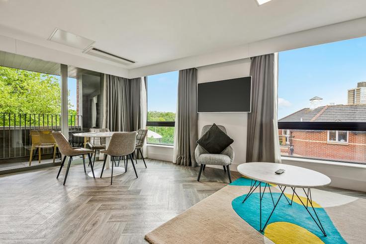 London Borough of Newham, London에 위치한 Building West Ham Lane - roomzzz-aparthotels - 1359616 유닛의 세련된 인테리어가 돋보이는 거실 London Borough of Newham, London에 위치한 Building West Ham Lane - roomzzz-aparthotels - 1359616 유닛의 세련된 인테리어가 돋보이는 거실