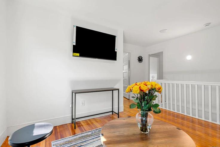 Boston, Boston에 위치한 Building Patten Street - roostup - 1323826 아파트의 세련된 인테리어가 돋보이는 거실 Boston, Boston에 위치한 Building Patten Street - roostup - 1323826 아파트의 세련된 인테리어가 돋보이는 거실
