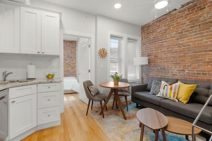 Elegant gestaltetes Wohnzimmer mit moderner Einrichtung in einer Wohnung im Building Salem Street - roostup - 1323825 in Boston, Boston