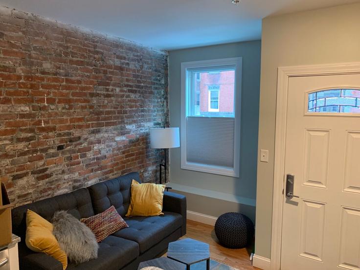 Building Geneva Street - roostup - 1323824 adresindeki bir dairede modern mobilyalarla zarif bir şekilde tasarlanmış oturma odası Boston, Boston