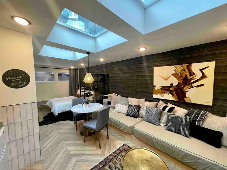 Elegante sala de estar con mobiliario moderno en un apartamento en Building 15th Street Northwest - rosebusch - 1499791 en Washington, Washington