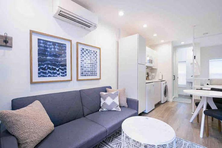 Sala de estar elegantemente projetada com móveis modernos em um apartamento no Building P Street Northwest - rosebusch - 1502191 em Washington, Washington Sala de estar elegantemente projetada com móveis modernos em um apartamento no Building P Street Northwest - rosebusch - 1502191 em Washington, Washington