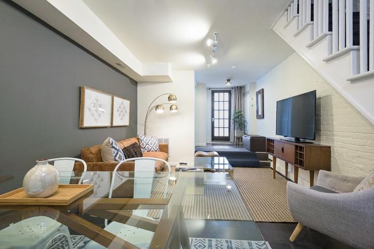 Sala de estar elegantemente projetada com móveis modernos em um apartamento no Building Q Street Northwest - rosebusch - 1512336 em Washington, Washington Sala de estar elegantemente projetada com móveis modernos em um apartamento no Building Q Street Northwest - rosebusch - 1512336 em Washington, Washington