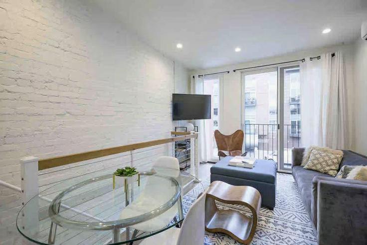 Sala de estar elegantemente projetada com móveis modernos em um apartamento no Building Q Street Northwest - rosebusch - 1499793 em Washington, Washington Sala de estar elegantemente projetada com móveis modernos em um apartamento no Building Q Street Northwest - rosebusch - 1499793 em Washington, Washington