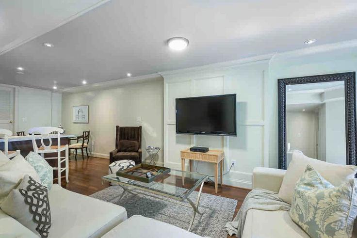 Elegante sala de estar con mobiliario moderno en un apartamento en Building Bancroft Place Northwest - rosebusch - 1499792 en Washington, Washington Elegante sala de estar con mobiliario moderno en un apartamento en Building Bancroft Place Northwest - rosebusch - 1499792 en Washington, Washington