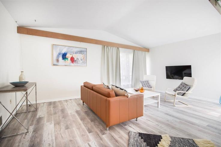 Building Clanton Park Road - rosedale-accounting-professional-corporation - 1597520 adresindeki bir dairede modern mobilyalarla zarif bir şekilde tasarlanmış oturma odası North York, Toronto