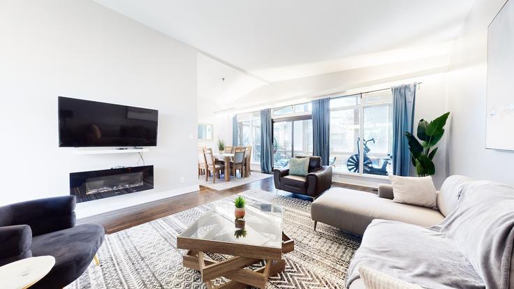 Toronto North YorkのBuilding Combe Avenue - rosedale-accounting-professional-corporation - 1597517のアパートメントにある、モダンな家具を備えたエレガントなデザインのリビングルーム Toronto North YorkのBuilding Combe Avenue - rosedale-accounting-professional-corporation - 1597517のアパートメントにある、モダンな家具を備えたエレガントなデザインのリビングルーム