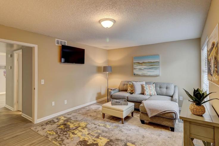 Elegante sala de estar con mobiliario moderno en un apartamento en Building William Hilton Parkway - rothmanllc - 1309200 - USA en Hilton Head Island, Hilton Head Island Elegante sala de estar con mobiliario moderno en un apartamento en Building William Hilton Parkway - rothmanllc - 1309200 - USA en Hilton Head Island, Hilton Head Island