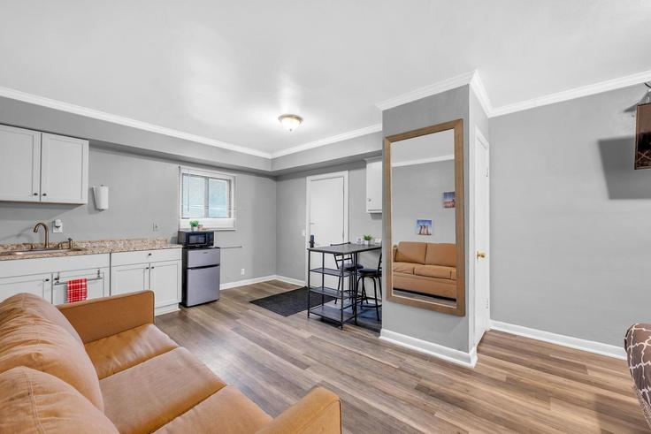 Taylor TaylorのBuilding Dix Toledo Road - rothmanllc - 1239436 - DTWのアパートメントにある、モダンな家具を備えたエレガントなデザインのリビングルーム