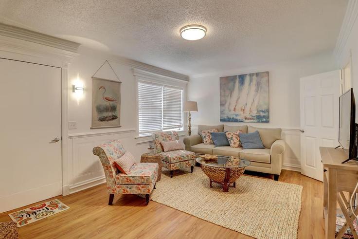 Salle de séjour élégante avec mobilier moderne dans un appartement à Building William Hilton Parkway - rothmanllc - 1309198 - USA à Hilton Head Island, Hilton Head Island Salle de séjour élégante avec mobilier moderne dans un appartement à Building William Hilton Parkway - rothmanllc - 1309198 - USA à Hilton Head Island, Hilton Head Island