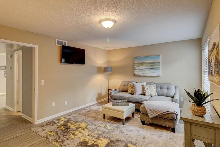 Elegante sala de estar con mobiliario moderno en un apartamento en Building William Hilton Parkway - rothmanllc - 1309196 - USA en Hilton Head Island, Hilton Head Island Elegante sala de estar con mobiliario moderno en un apartamento en Building William Hilton Parkway - rothmanllc - 1309196 - USA en Hilton Head Island, Hilton Head Island