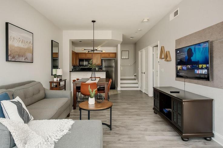 Building San Vittorino Circle - rothmanllc - 1222853 - MCO adresindeki bir dairede modern mobilyalarla zarif bir şekilde tasarlanmış oturma odası Kissimmee, Kissimmee Building San Vittorino Circle - rothmanllc - 1222853 - MCO adresindeki bir dairede modern mobilyalarla zarif bir şekilde tasarlanmış oturma odası Kissimmee, Kissimmee