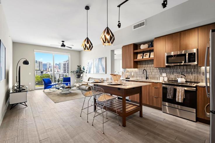 Elegante sala de estar con mobiliario moderno en un apartamento en Building Northeast 7th Street - rothmanllc - 1239359 - MIA en Fort Lauderdale, Fort Lauderdale
