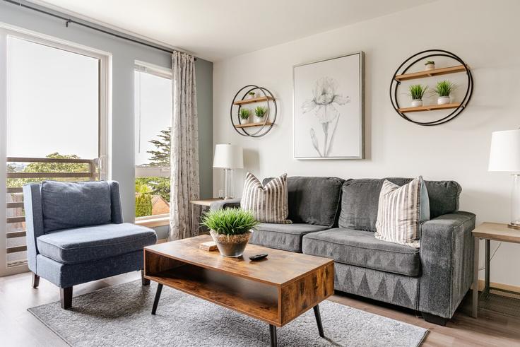 Sala de estar elegantemente projetada com móveis modernos em um apartamento no Building South McClellan Street - roundtop-rentals - 1284572 - SEA em Seattle, Seattle