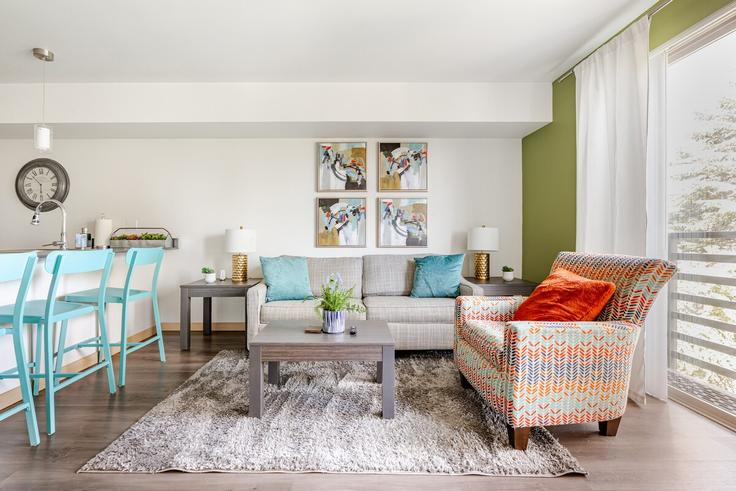 Sala de estar elegantemente projetada com móveis modernos em um apartamento no Building 18th Avenue South - roundtop-rentals - 1284571 - SEA em Seattle, Seattle