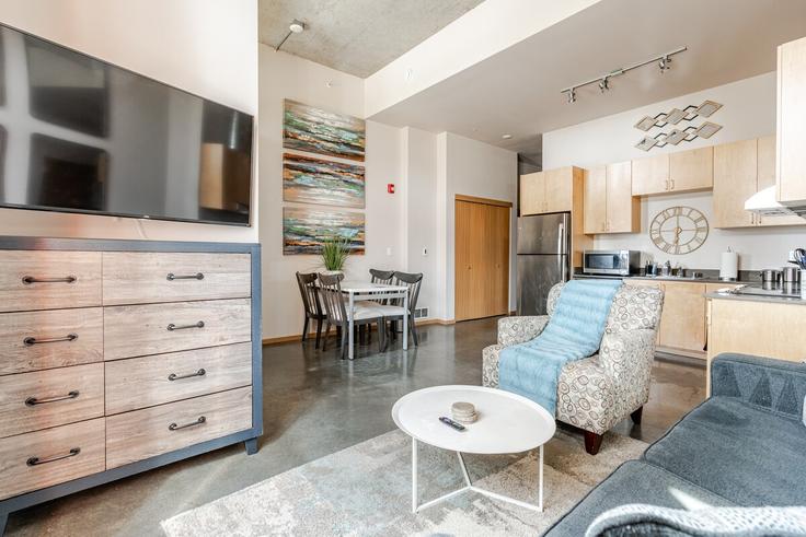 Sala de estar elegantemente projetada com móveis modernos em um apartamento no Building 16th Avenue South - roundtop-rentals - 1284567 - SEA em Seattle, Seattle