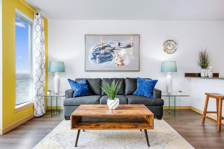 Seattle, Seattle에 위치한 Building 18th Avenue South - roundtop-rentals - 1585426 유닛의 세련된 인테리어가 돋보이는 거실 Seattle, Seattle에 위치한 Building 18th Avenue South - roundtop-rentals - 1585426 유닛의 세련된 인테리어가 돋보이는 거실