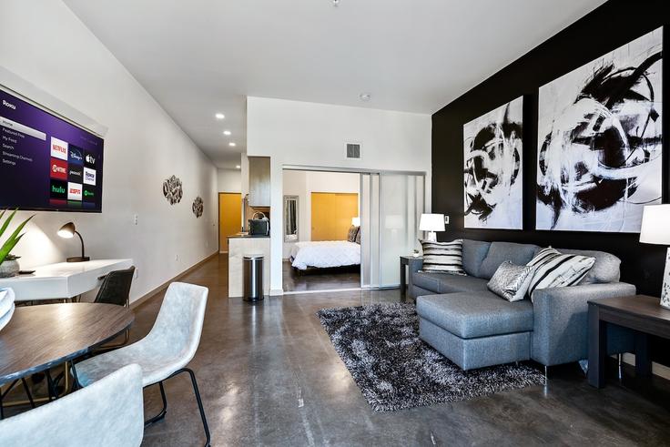 Elegant gestaltetes Wohnzimmer mit moderner Einrichtung in einer Wohnung im Building Beacon Avenue South - roundtop-rentals - 1284576 - SEA in Seattle, Seattle