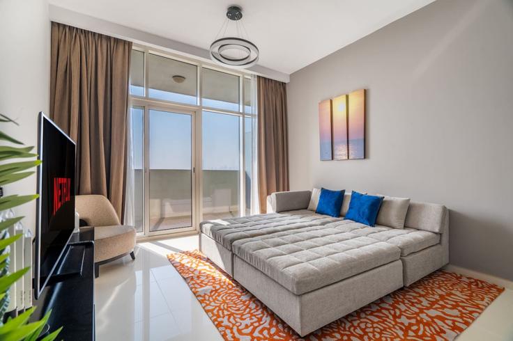 Jumeirah Village, Dubai에 위치한 Building Jumeriah Village St 1 - rove-haven - 1286976 - DXB 아파트의 세련된 인테리어가 돋보이는 거실