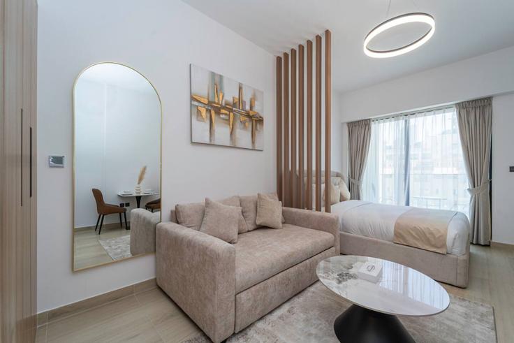 Sala de estar elegantemente projetada com móveis modernos em um apartamento no Building Al Khail Road - rove-haven - 1286989 - DXB em Jumeirah Village, Dubai Sala de estar elegantemente projetada com móveis modernos em um apartamento no Building Al Khail Road - rove-haven - 1286989 - DXB em Jumeirah Village, Dubai
