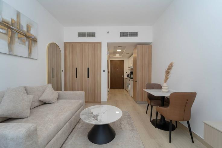 Elegante sala de estar con mobiliario moderno en un apartamento en Building Street 6 - rove-haven - 1286991 - DXB en Dubai, Dubai