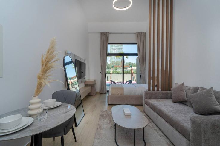 Sala de estar elegantemente projetada com móveis modernos em um apartamento no Building Street 7 - rove-haven - 1286993 - DXB em Dubai, Dubai