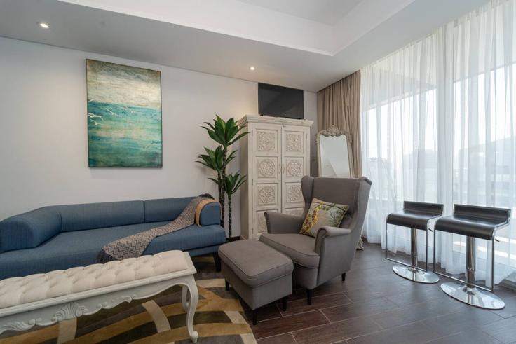 Dubai, Dubai에 위치한 Building Tariaq Bedon Esm - rove-haven - 1286994 - DXB 아파트의 세련된 인테리어가 돋보이는 거실