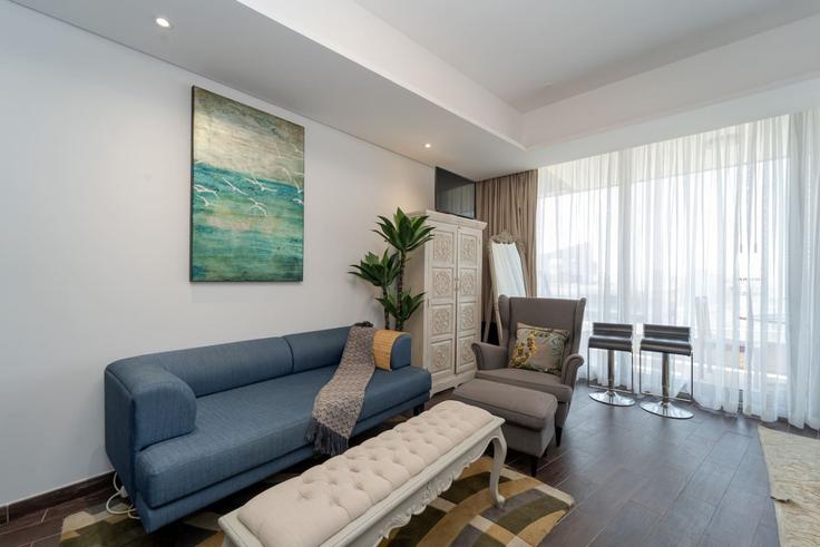 Dubai DubaiのBuilding Tariaq Bedon Esm - rove-haven - 1286994 - DXBのアパートメントにある、モダンな家具を備えたエレガントなデザインのリビングルーム