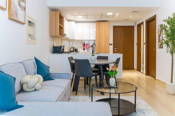 Elegante sala de estar con mobiliario moderno en un apartamento en Building Street 6 - rove-haven - 1286995 - DXB en Dubai, Dubai