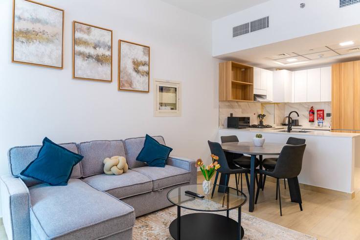Sala de estar elegantemente projetada com móveis modernos em um apartamento no Building Street 6 - rove-haven - 1286995 - DXB em Dubai, Dubai