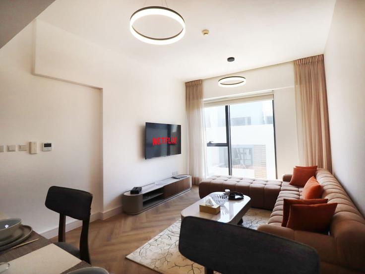 Elegant gestaltetes Wohnzimmer mit moderner Einrichtung in einer Wohnung im Building Tariaq Bedon Esm - rove-haven - 1286997 - DXB in Jumeirah Village, Dubai Elegant gestaltetes Wohnzimmer mit moderner Einrichtung in einer Wohnung im Building Tariaq Bedon Esm - rove-haven - 1286997 - DXB in Jumeirah Village, Dubai