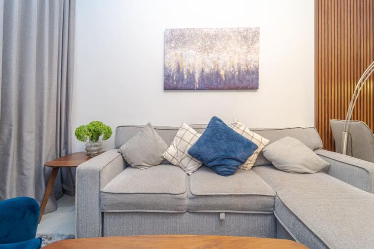 Sala de estar elegantemente projetada com móveis modernos em um apartamento no Building Tariaq Bedon Esm - rove-haven - 1286999 - DXB em Al Jaddaf, Dubai