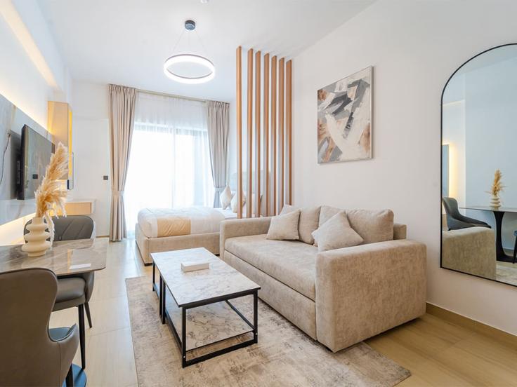 Sala de estar elegantemente projetada com móveis modernos em um apartamento no Building Street 7 - rove-haven - 1287001 - DXB em Dubai, Dubai