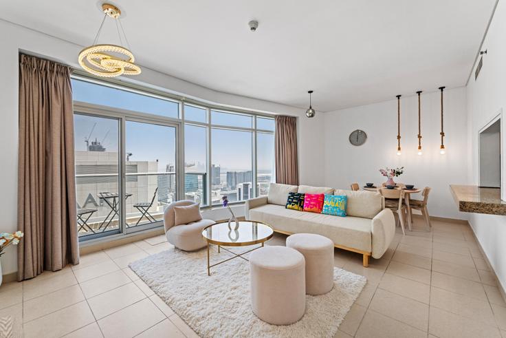 Business Bay, Dubai에 위치한 Building Al Asayel Street - rove-haven - 1292561 - DXB 아파트의 세련된 인테리어가 돋보이는 거실 Business Bay, Dubai에 위치한 Building Al Asayel Street - rove-haven - 1292561 - DXB 아파트의 세련된 인테리어가 돋보이는 거실