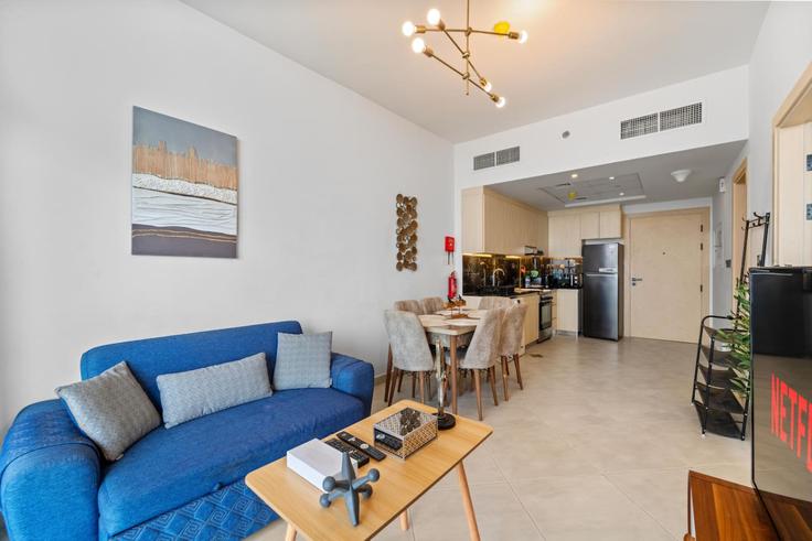 Sala de estar elegantemente projetada com móveis modernos em um apartamento no Building Tariaq Bedon Esm - rove-haven - 1298109 - DXB em Al Jaddaf, Dubai