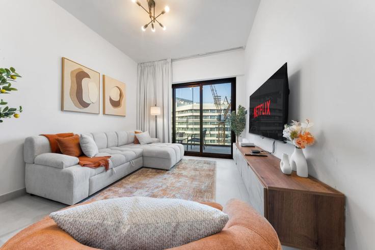 Elegante sala de estar con mobiliario moderno en un apartamento en Building Bijada Boulevard South - rove-haven - 1328944 en Al Barsha South Fourth, Dubai Elegante sala de estar con mobiliario moderno en un apartamento en Building Bijada Boulevard South - rove-haven - 1328944 en Al Barsha South Fourth, Dubai