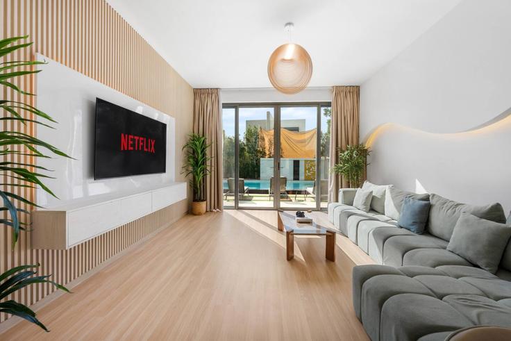 Sala de estar elegantemente projetada com móveis modernos em um apartamento no Building Emirates Road - rove-haven - 1351764 em Madinat Al Mataar, Dubai