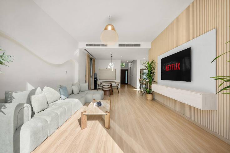 Salle de séjour élégante avec mobilier moderne dans un appartement à Building Emirates Road - rove-haven - 1351764 à Madinat Al Mataar, Dubai