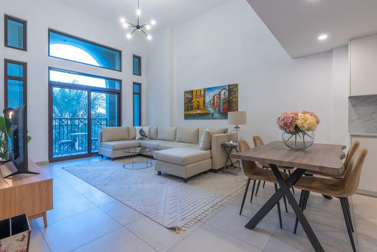 Elegant gestaltetes Wohnzimmer mit moderner Einrichtung in einer Wohnung im Building 25th Street - rove-haven - 1367398 in Umm Suqeim Third, Dubai