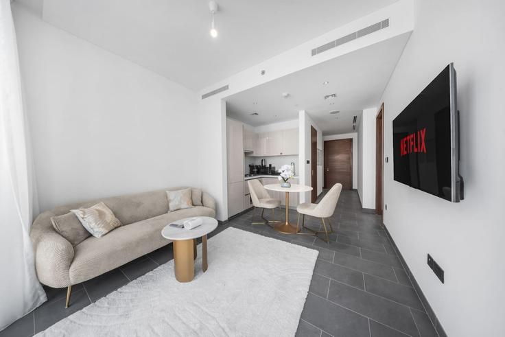 Elegante sala de estar con mobiliario moderno en un apartamento en Building Tariaq Bedon Esm - rove-haven - 1610069 en Nad Al Sheba, Dubai